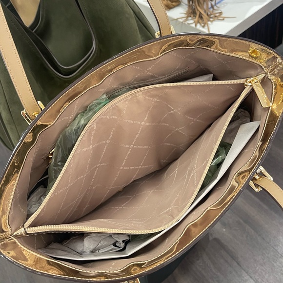 MICHAEL KORS Voyager Large Metallic Logo Debossed EW Shoulder Tote Bag
Pale Gold - Picture 12 of 16